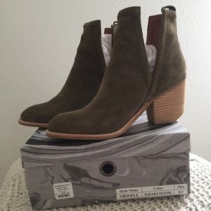 SUPER CUTE Jeffrey Campbell green suede booties.